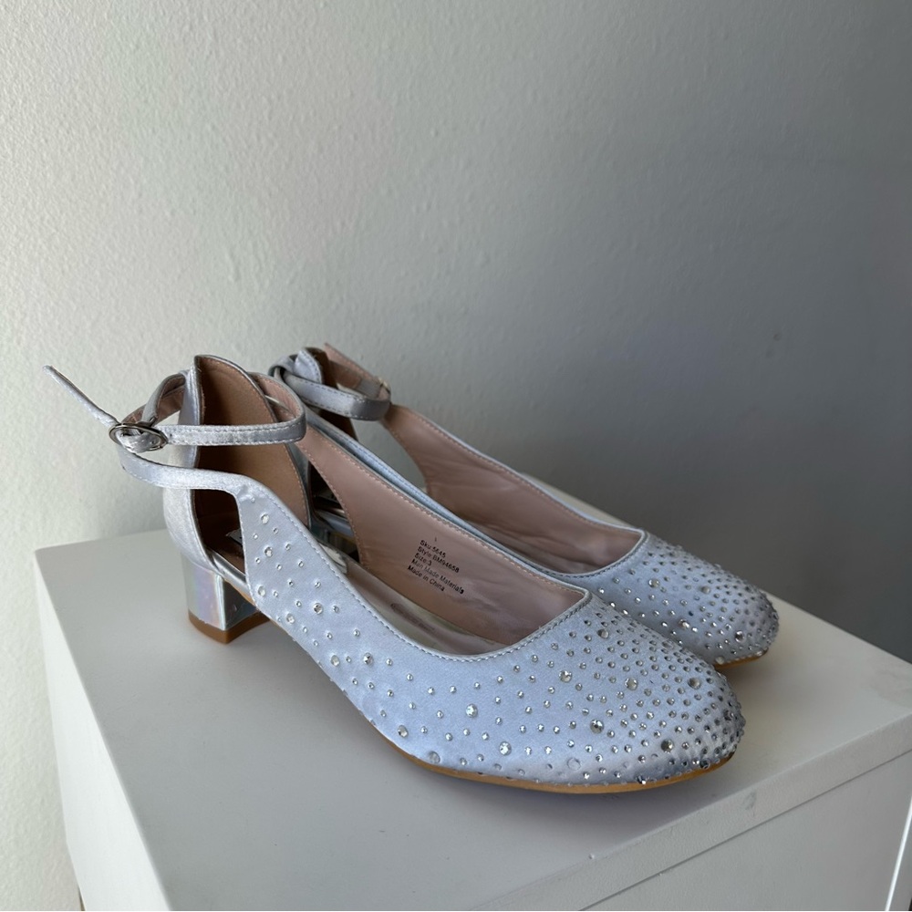 Badgley Mischka// Girls low heeled dress shoes Size 3 flower girl